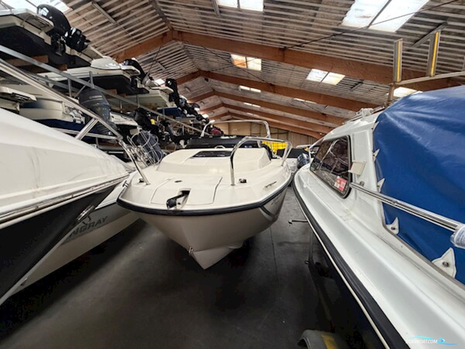 Flot Quicksilver 555 med Mercury 100 HK CT, kun 93,6 timer, SmartCraft, Simrad GO7, Fusion lydanlæg, køleskab og Flexiteak. Velholdt og vinteropbevar