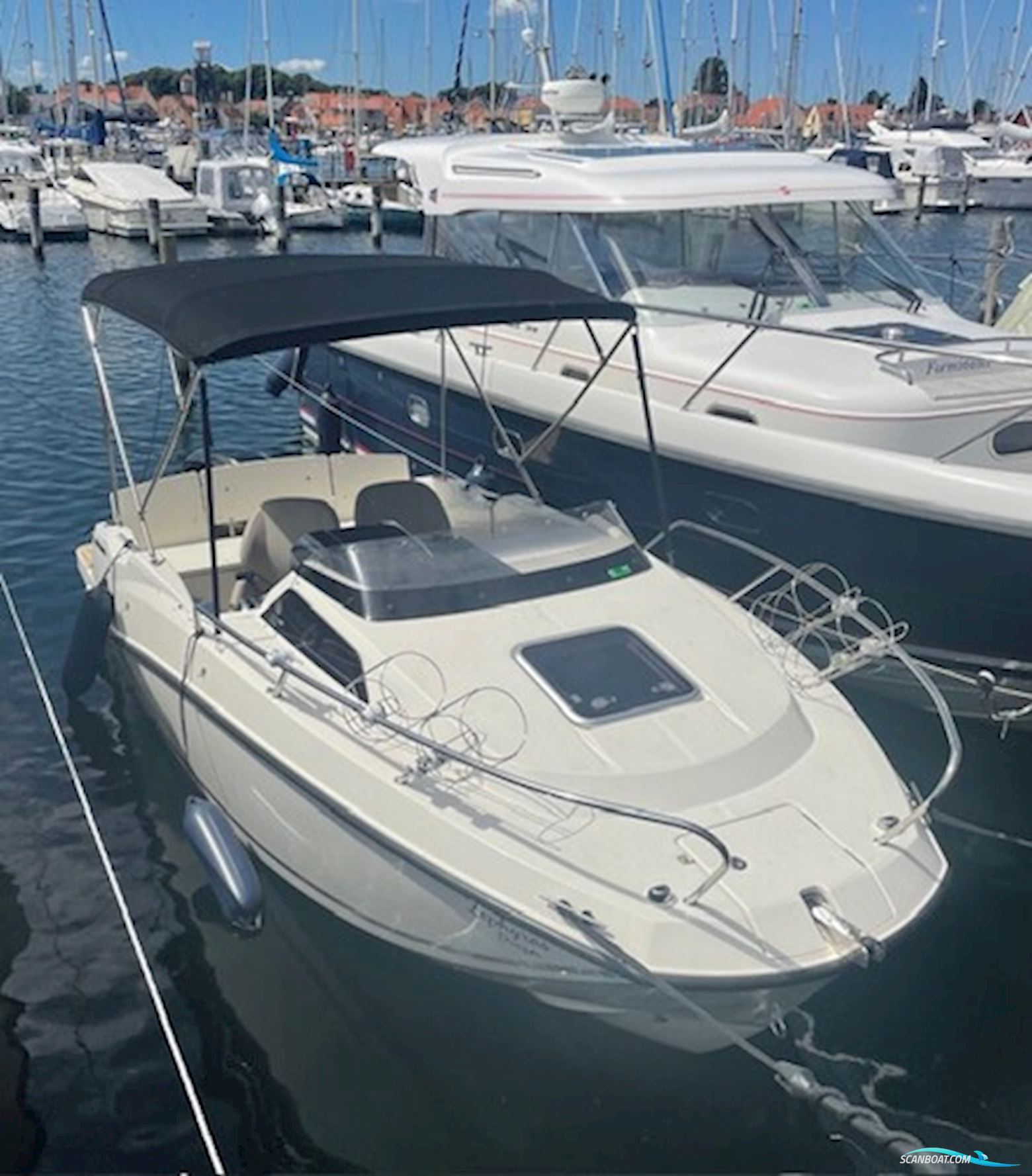 Flot Quicksilver 555 med Mercury 100 HK CT, kun 93,6 timer, SmartCraft, Simrad GO7, Fusion lydanlæg, køleskab og Flexiteak. Velholdt og vinteropbevar