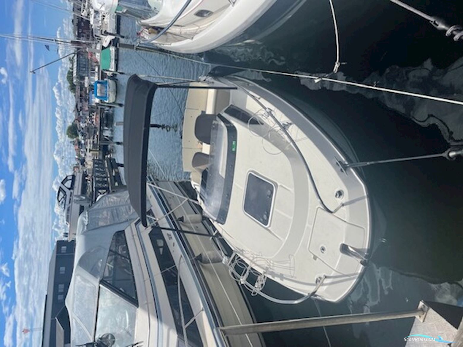 Flot Quicksilver 555 med Mercury 100 HK CT, kun 93,6 timer, SmartCraft, Simrad GO7, Fusion lydanlæg, køleskab og Flexiteak. Velholdt og vinteropbevar