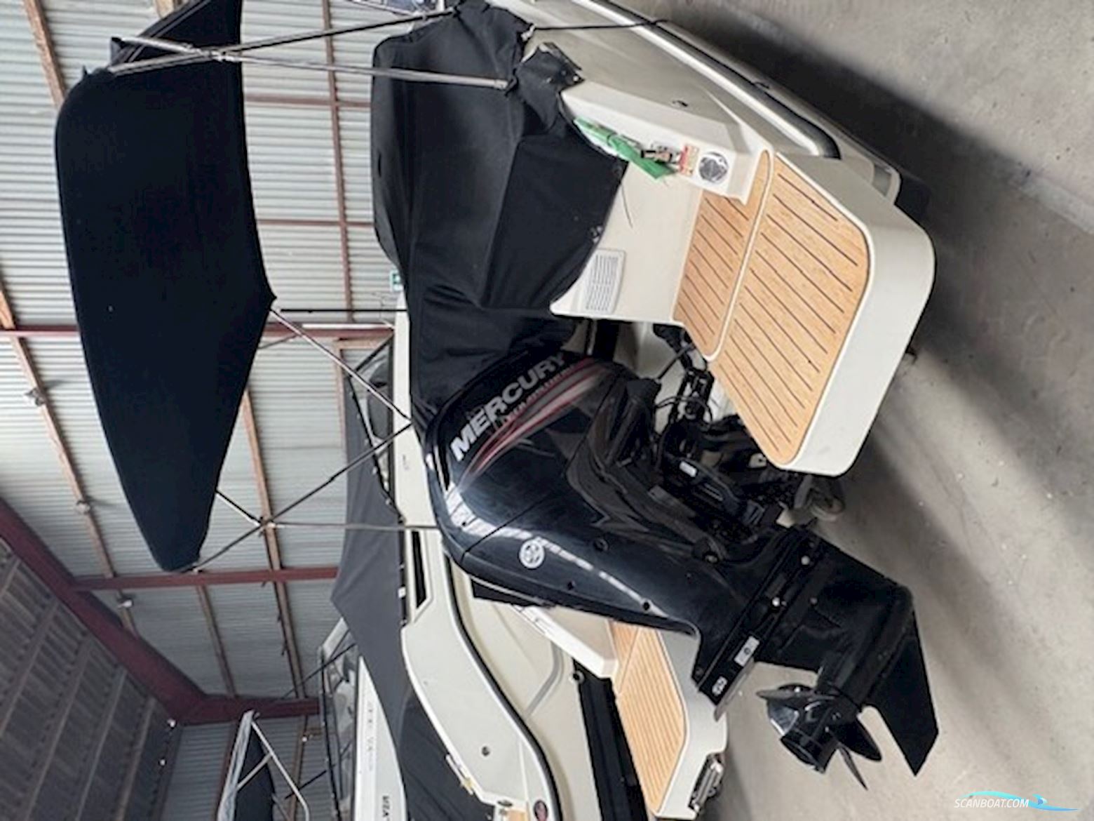 Flot Quicksilver 555 med Mercury 100 HK CT, kun 93,6 timer, SmartCraft, Simrad GO7, Fusion lydanlæg, køleskab og Flexiteak. Velholdt og vinteropbevar