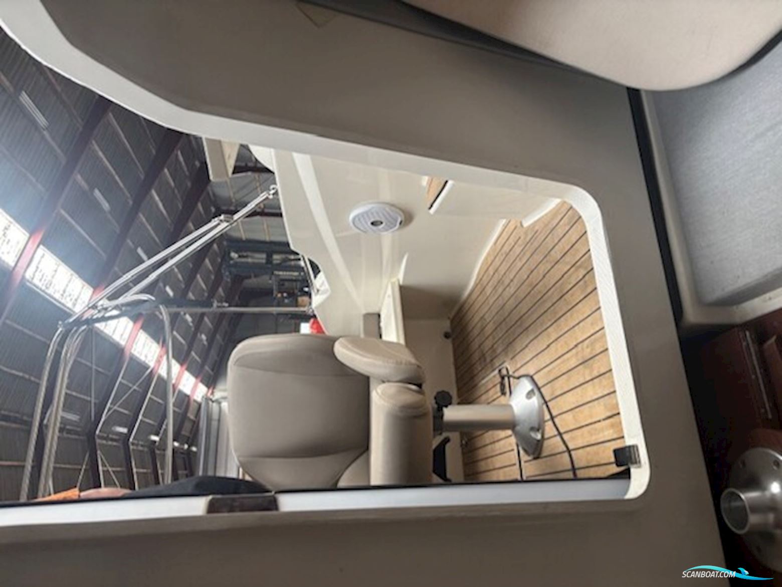 Flot Quicksilver 555 med Mercury 100 HK CT, kun 93,6 timer, SmartCraft, Simrad GO7, Fusion lydanlæg, køleskab og Flexiteak. Velholdt og vinteropbevar