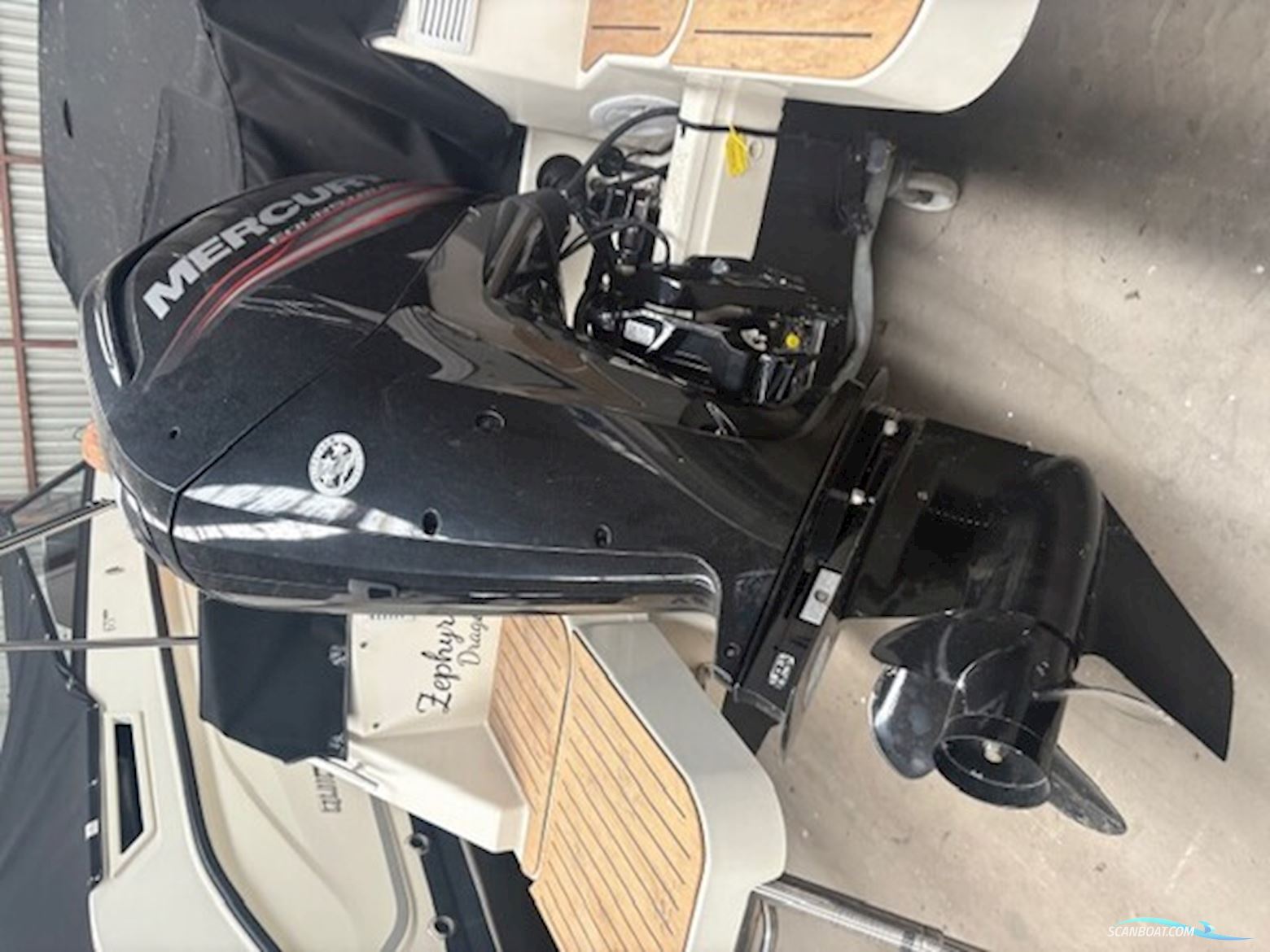 Flot Quicksilver 555 med Mercury 100 HK CT, kun 93,6 timer, SmartCraft, Simrad GO7, Fusion lydanlæg, køleskab og Flexiteak. Velholdt og vinteropbevar