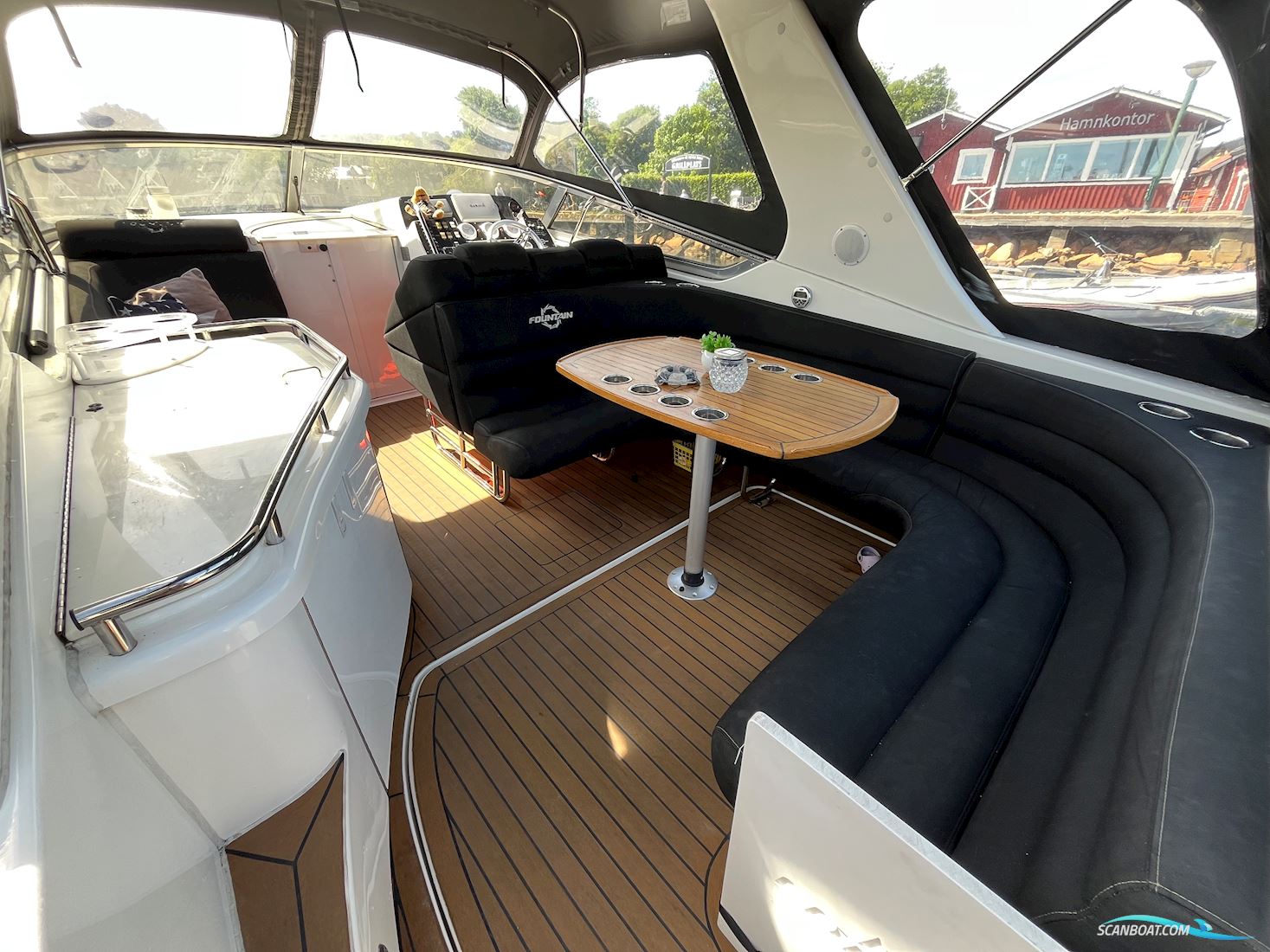 Fountain 38 Express cruiser