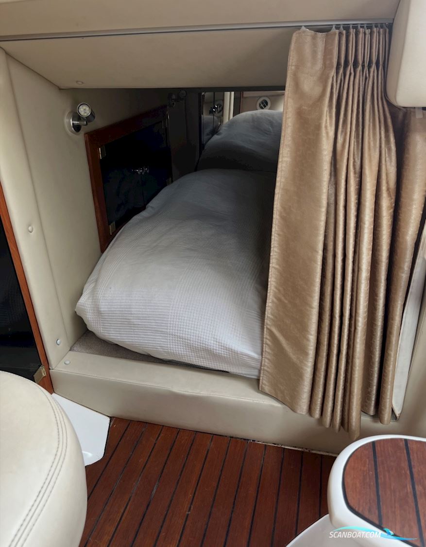 Fountain 38 Express cruiser