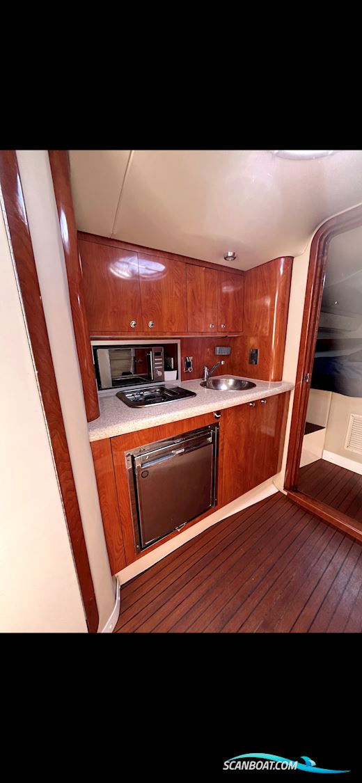 Fountain 38 Express cruiser
