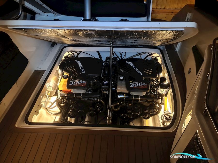 Fountain 38 Express cruiser