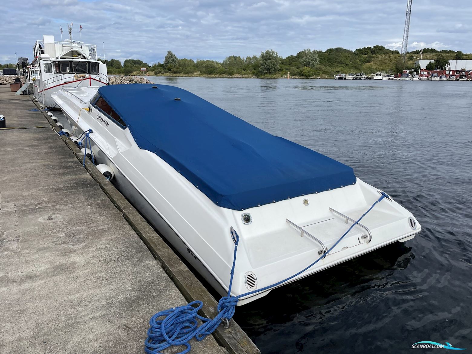 Fountain 47 Lightning