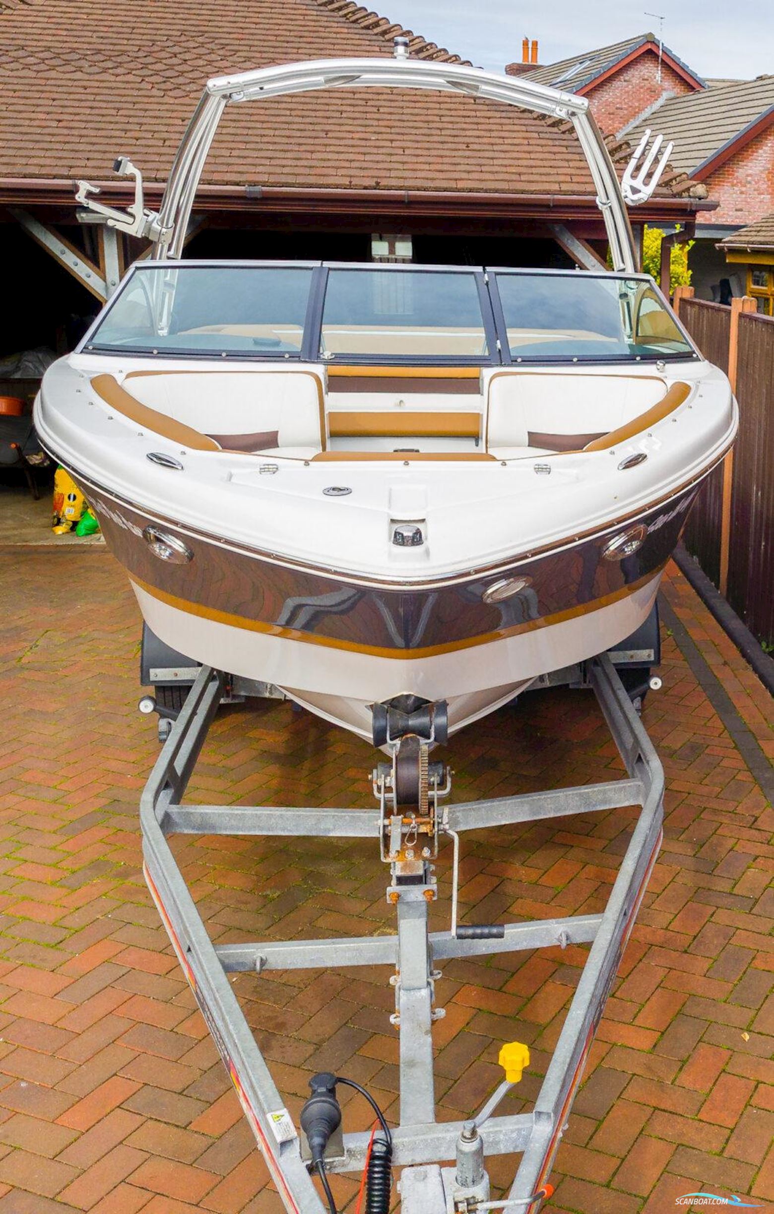 Four Winns H210 Motorboot 2020, mit Volvo Penta motor, England