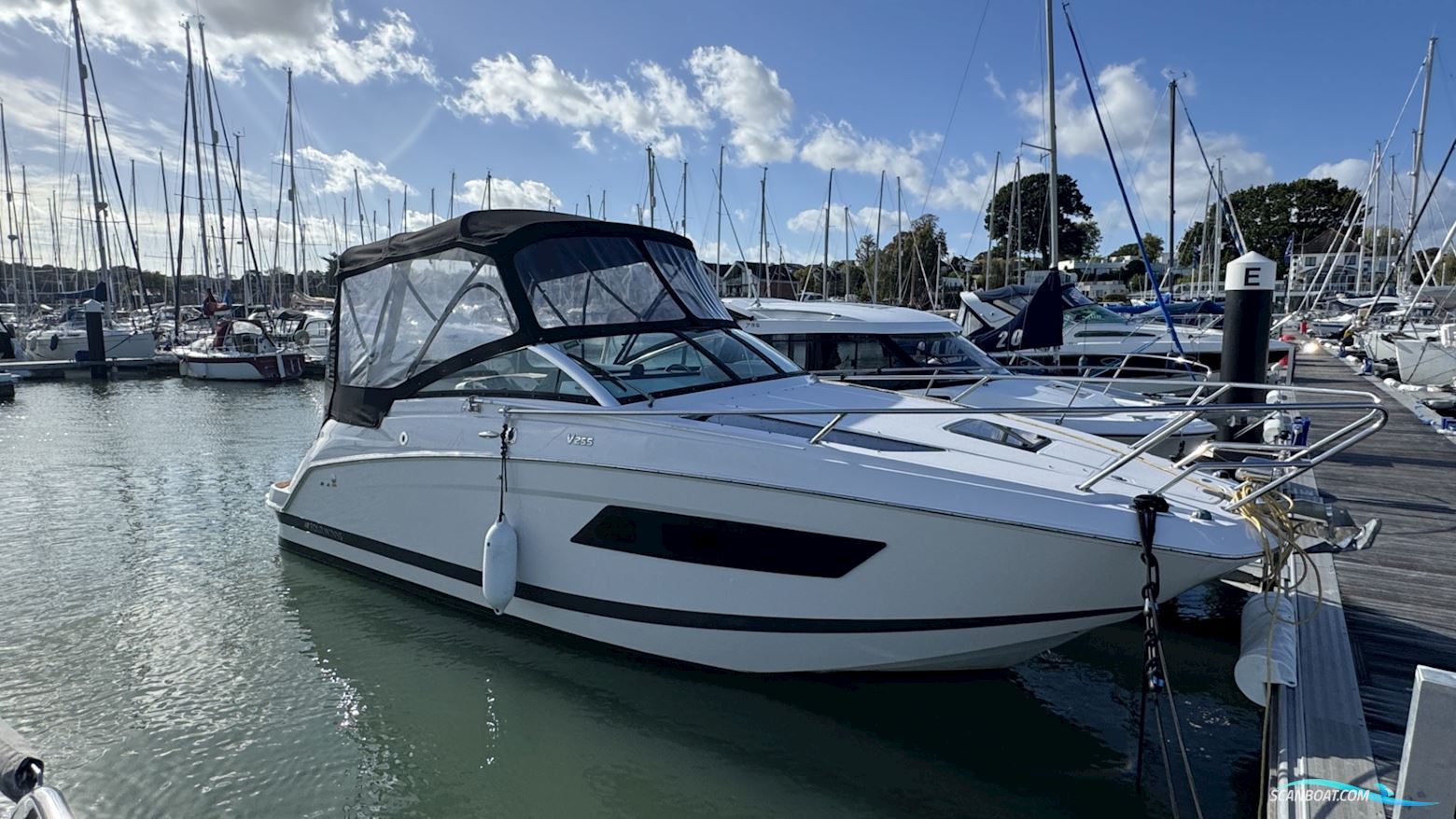 Four Winns V255 Motorboot 2018, mit Volvo Penta motor, England