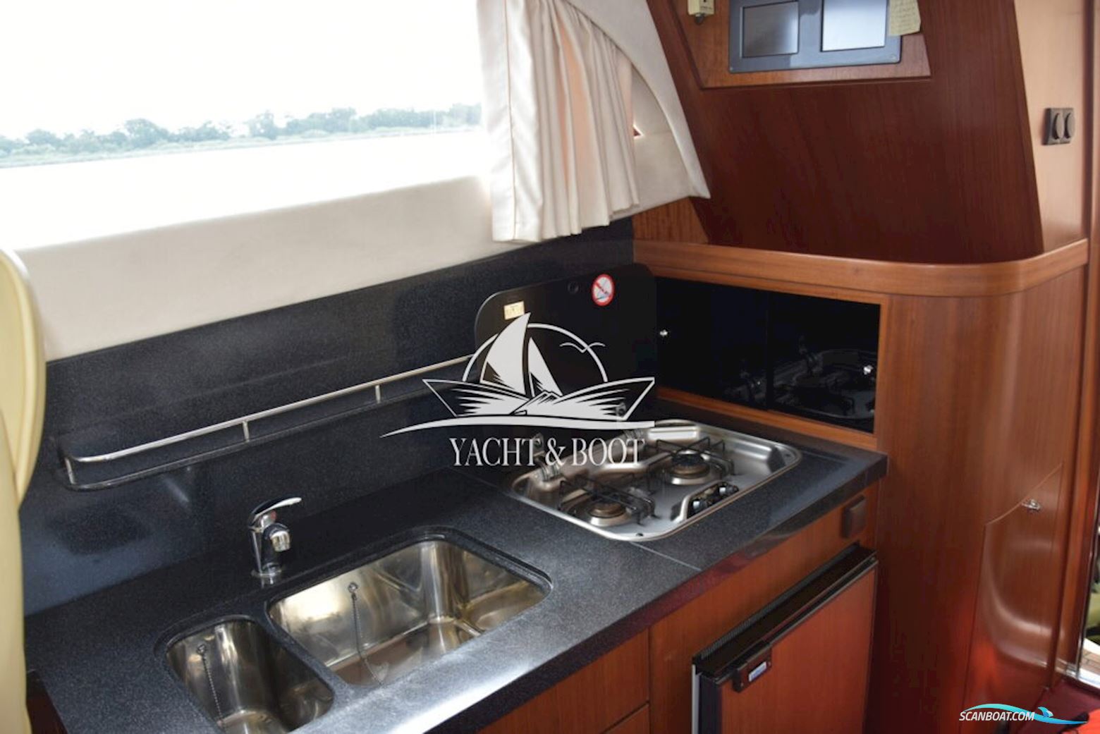 Galeon 330 Fly