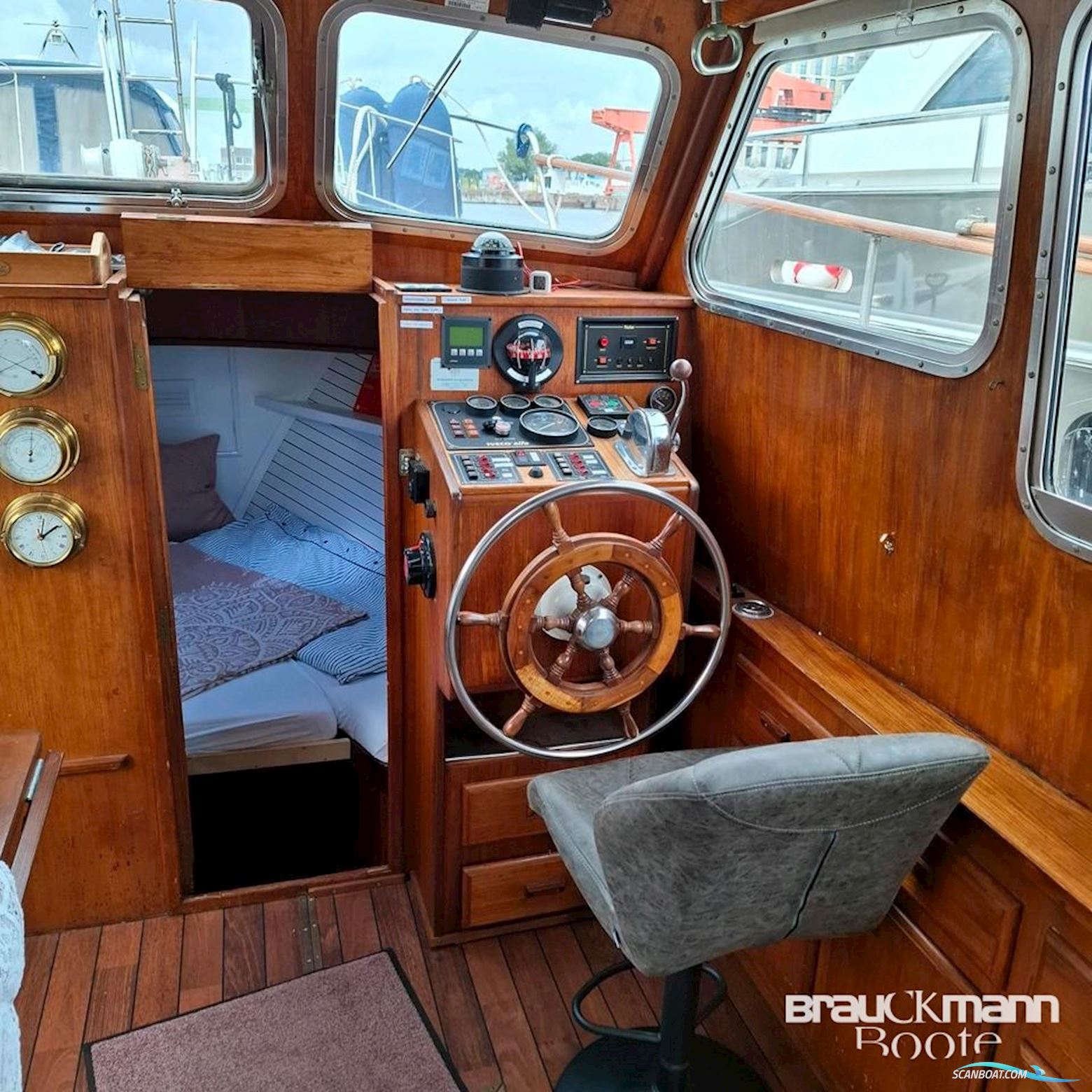 Gladstone Lyall & Co Aquila Queen 35