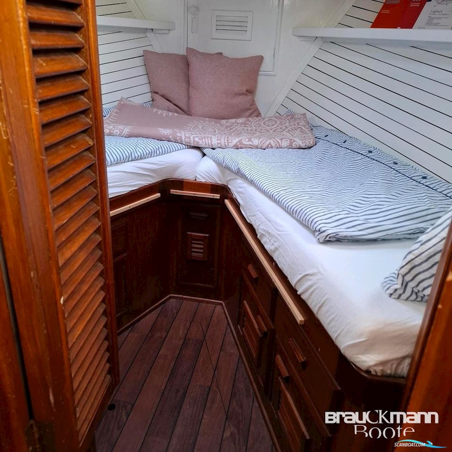 Gladstone Lyall & Co Aquila Queen 35