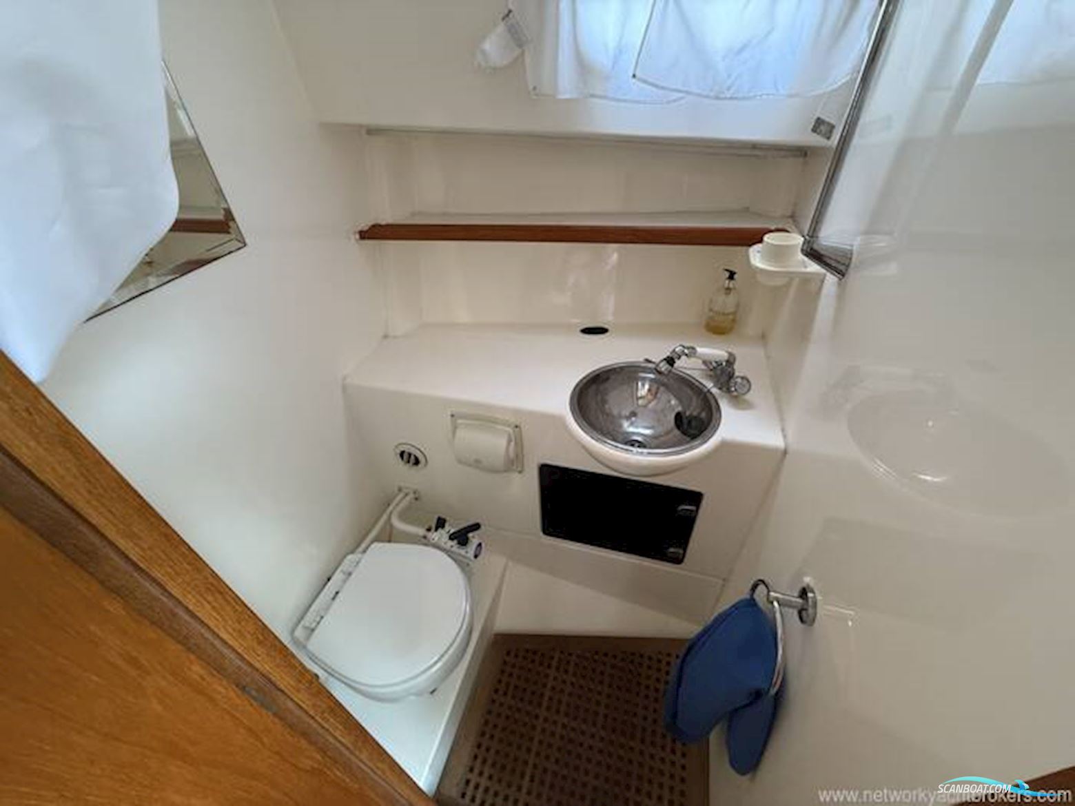 Hardy Marine 32 Commander
