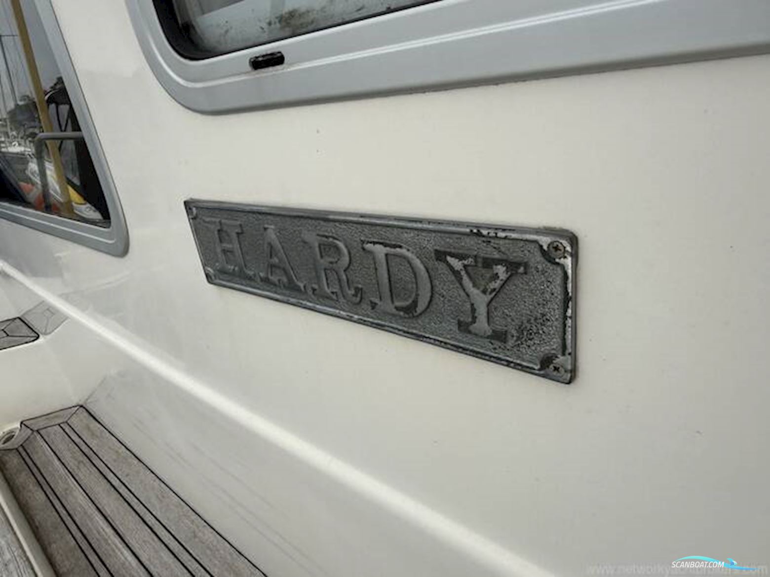 Hardy Marine 32 Commander