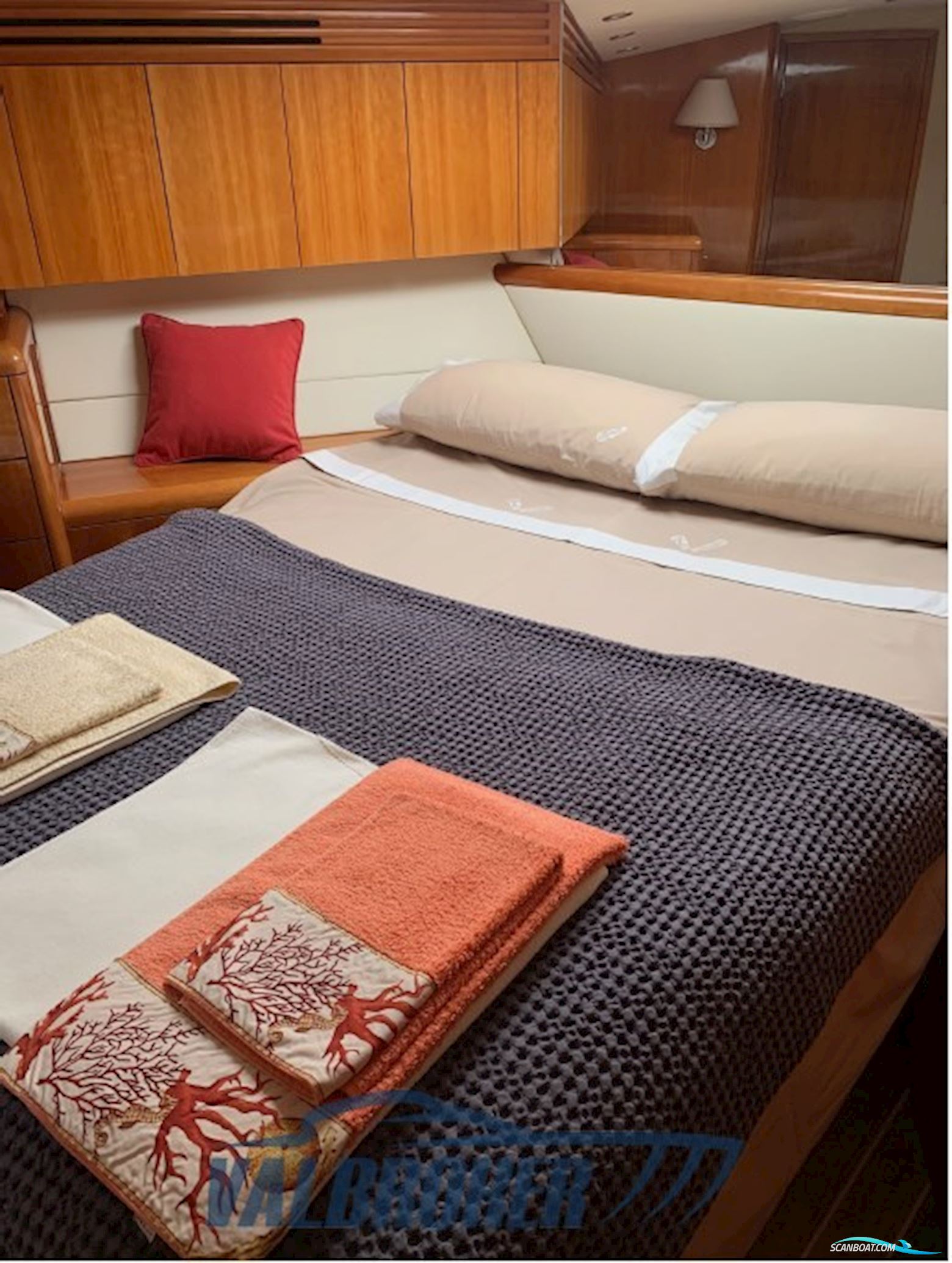 Hatteras 70' Convertible