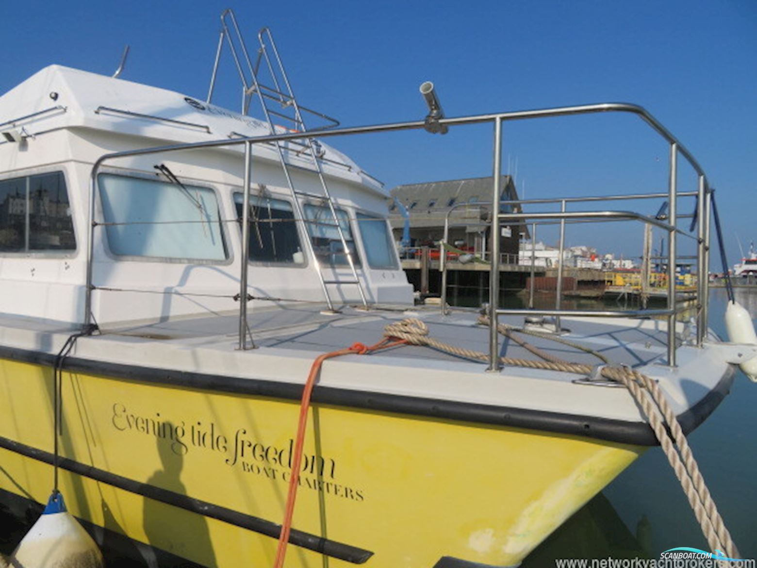 Houseboat Powercat 40 converted to a