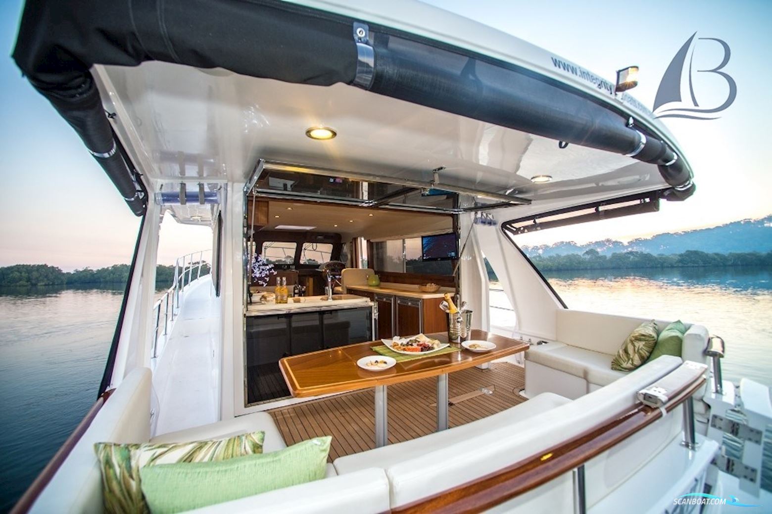 Integrity Motor Yachts Integrity 440 Sedan