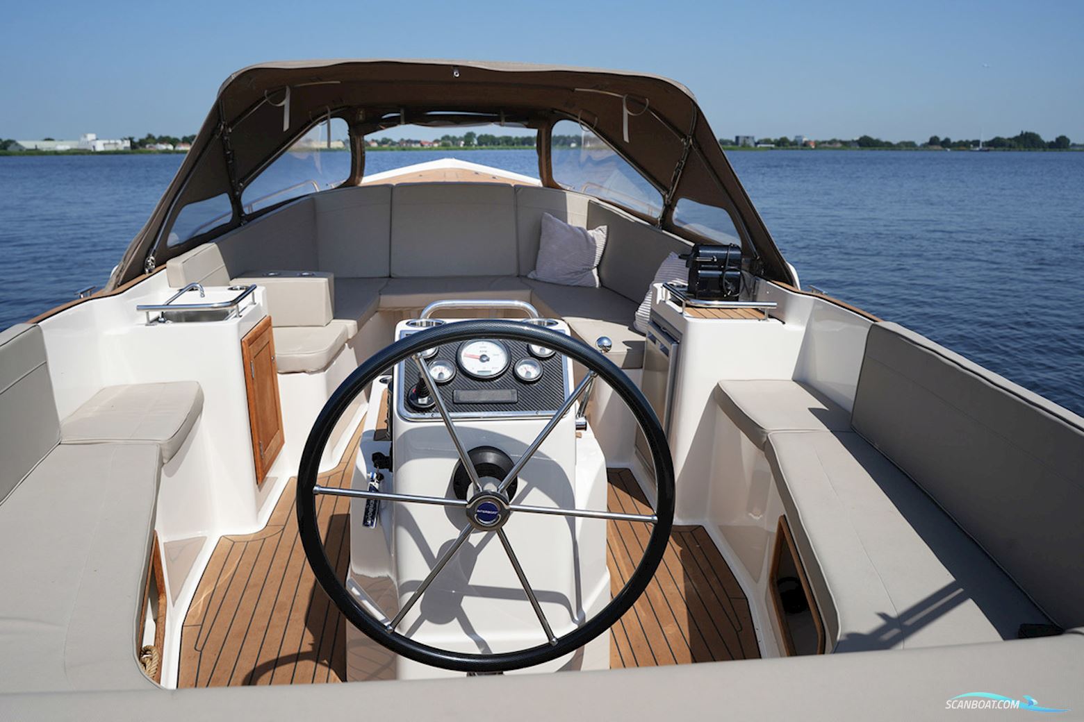 Interboat Intender 820