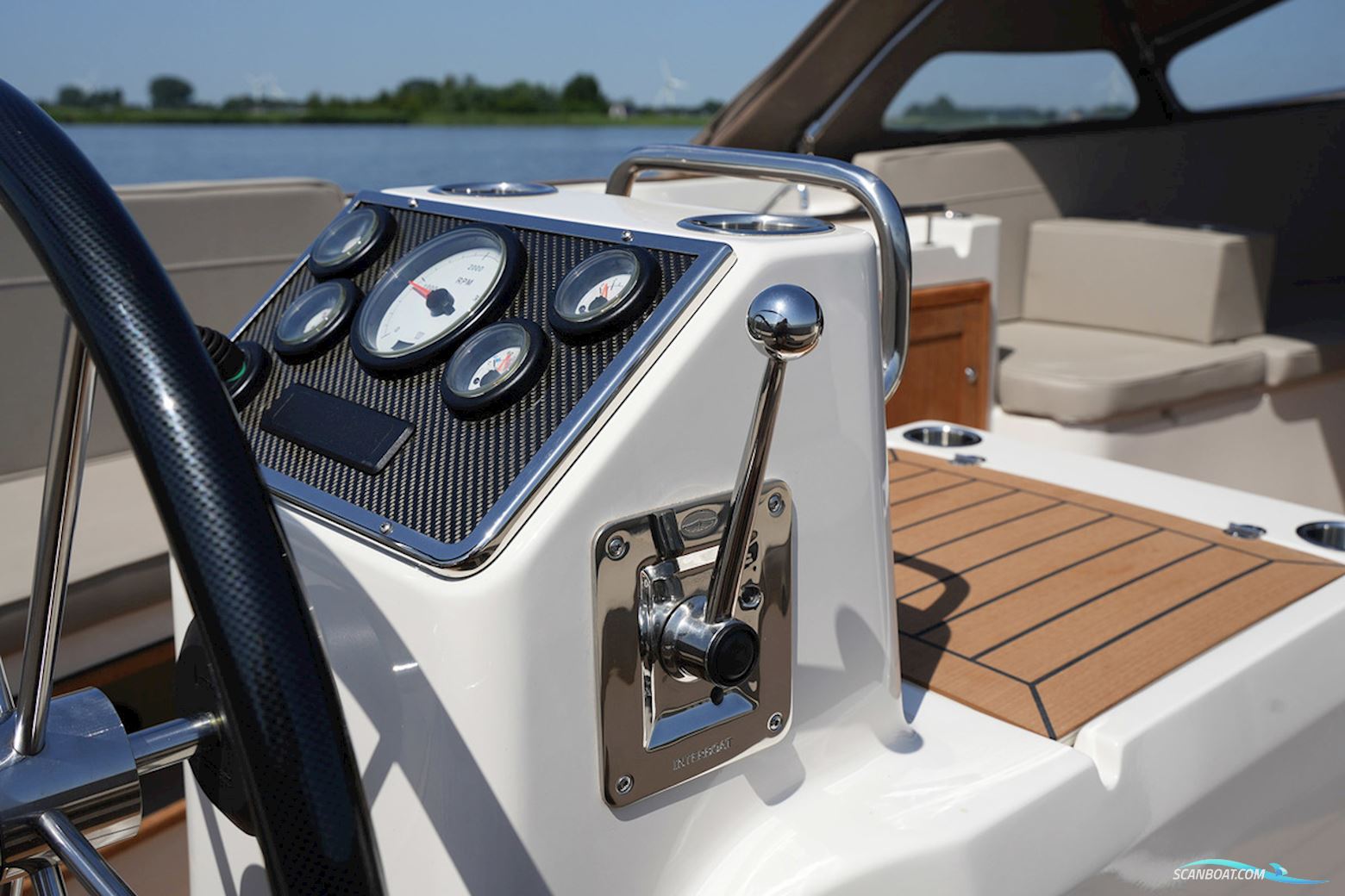 Interboat Intender 820