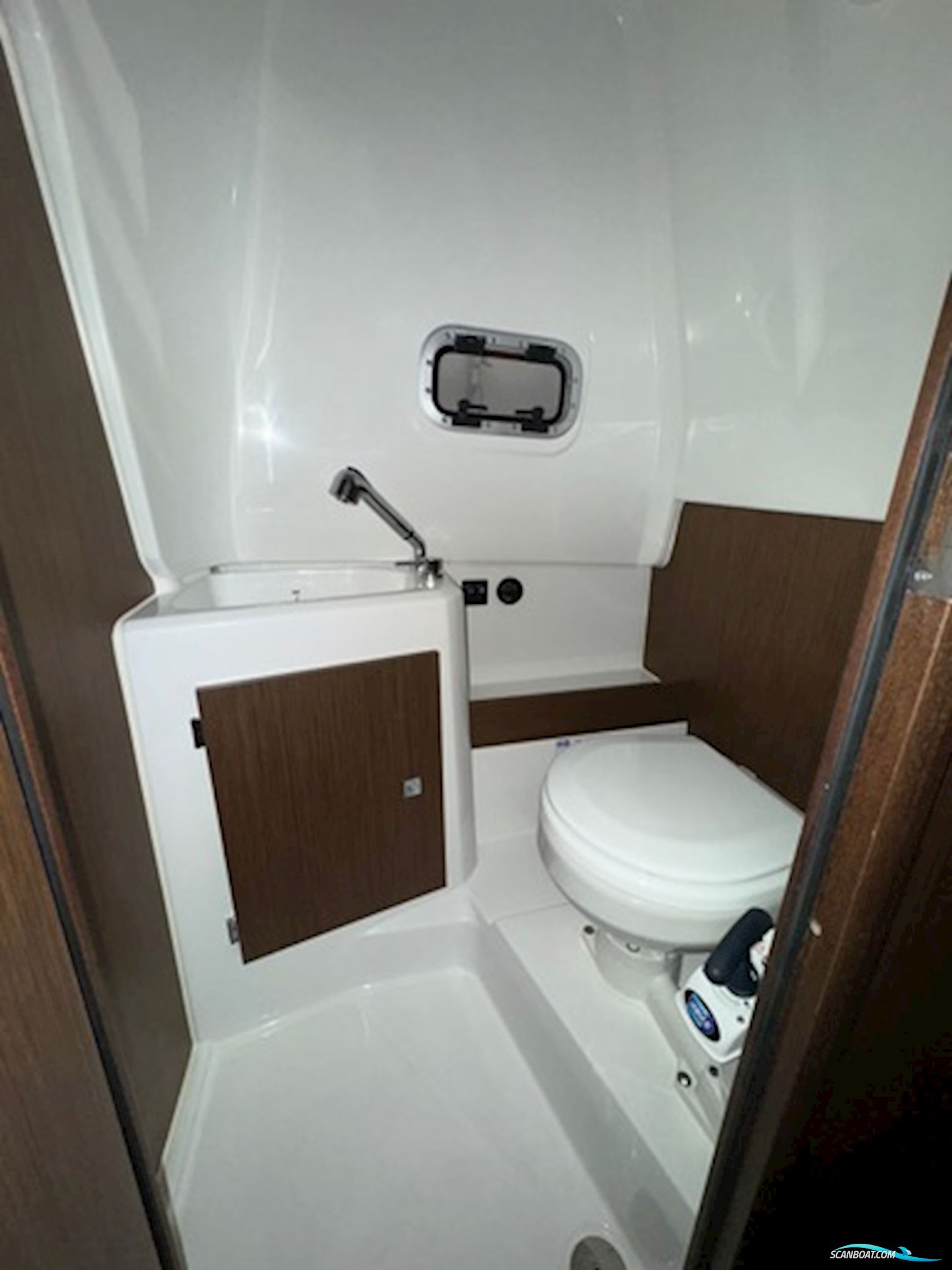 Jeanneau 9.0 Center Console