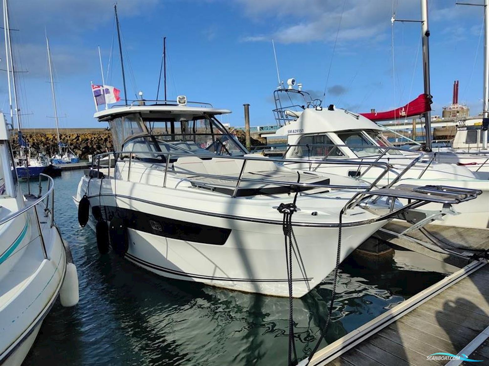 Jeanneau Cap Camarat 10.5 WA Motorboot 2022, mit 2 x Suzuki DF 350 ATXX motor, Frankreich