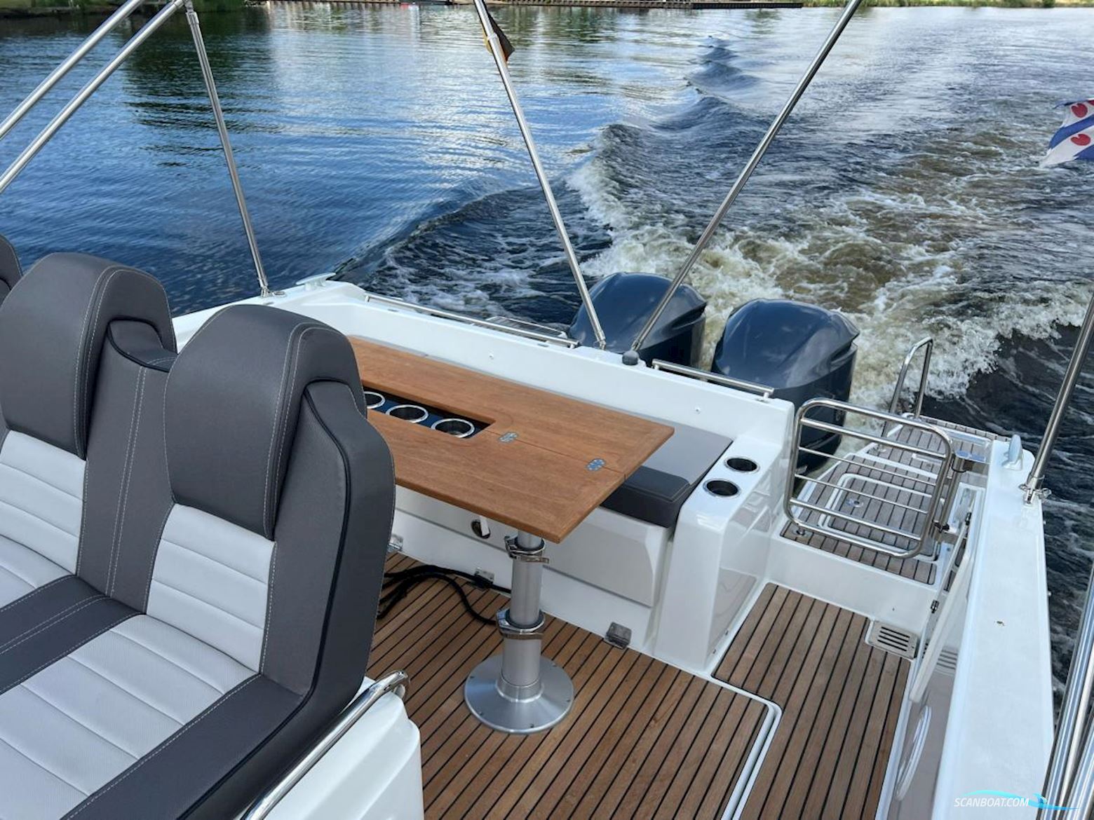Jeanneau Cap Camarat 9.0 Center Console