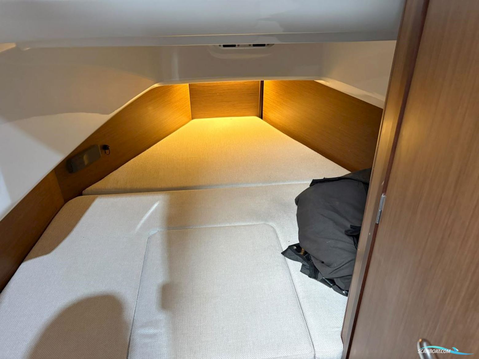 Jeanneau Cap Camarat 9.0 Center Console