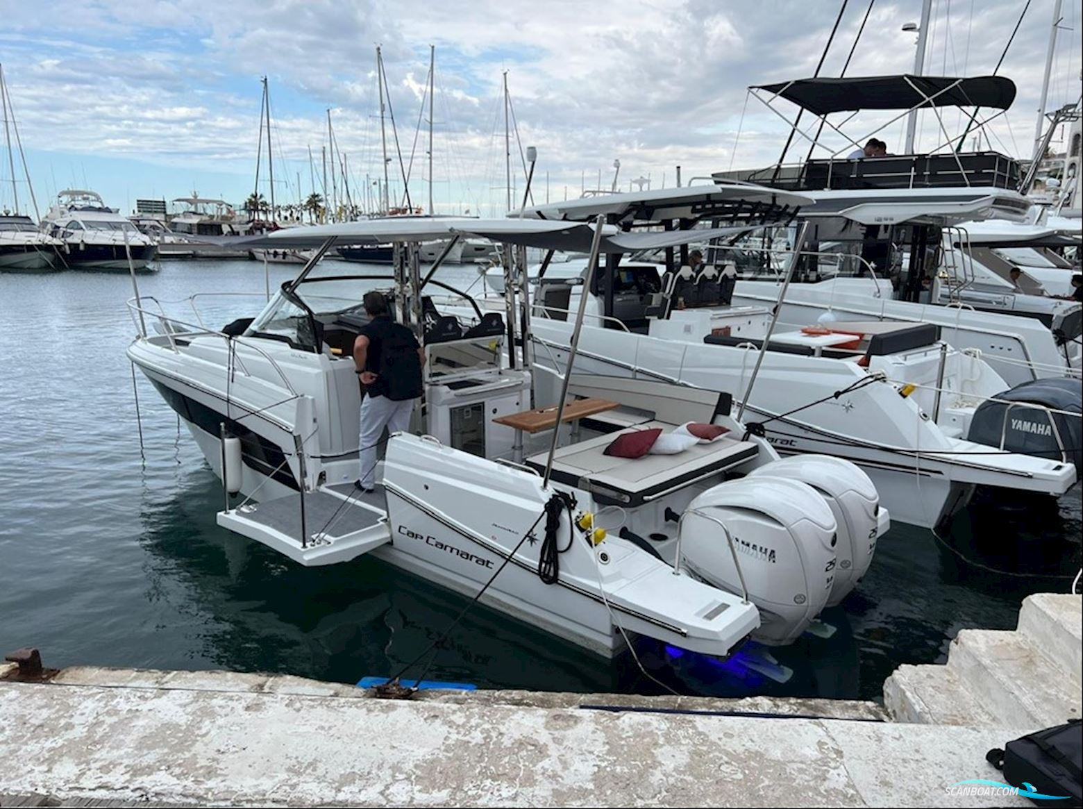 Jeanneau Cap Camarat 9.0 Walk Around Serie 2 Motorboot 2024, mit 2x Suzuki motor, Niederlande