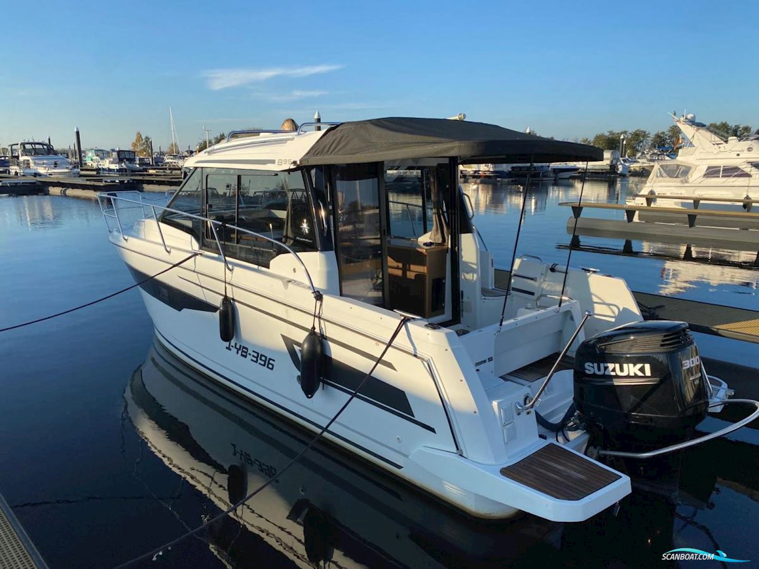 Jeanneau Merry Fisher 895 met boeg en heckschroef