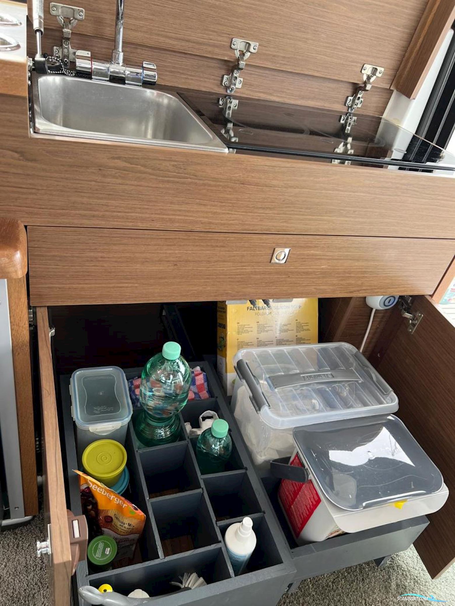 Jeanneau Merry Fisher 895 met boeg en heckschroef