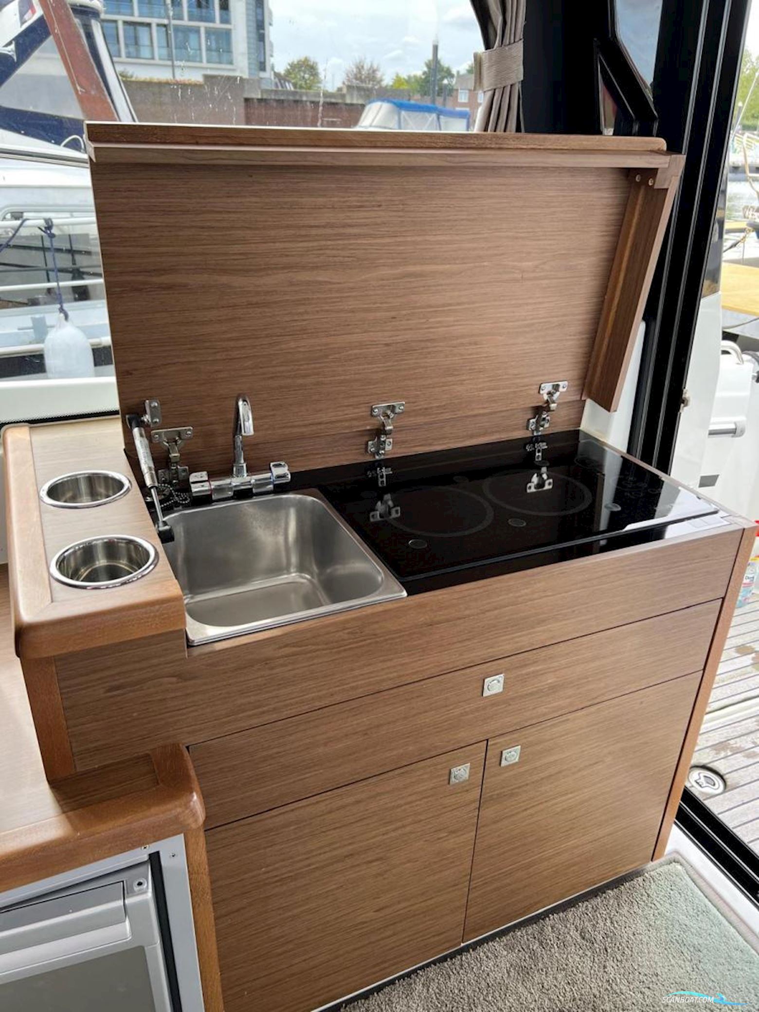 Jeanneau Merry Fisher 895 met boeg en heckschroef