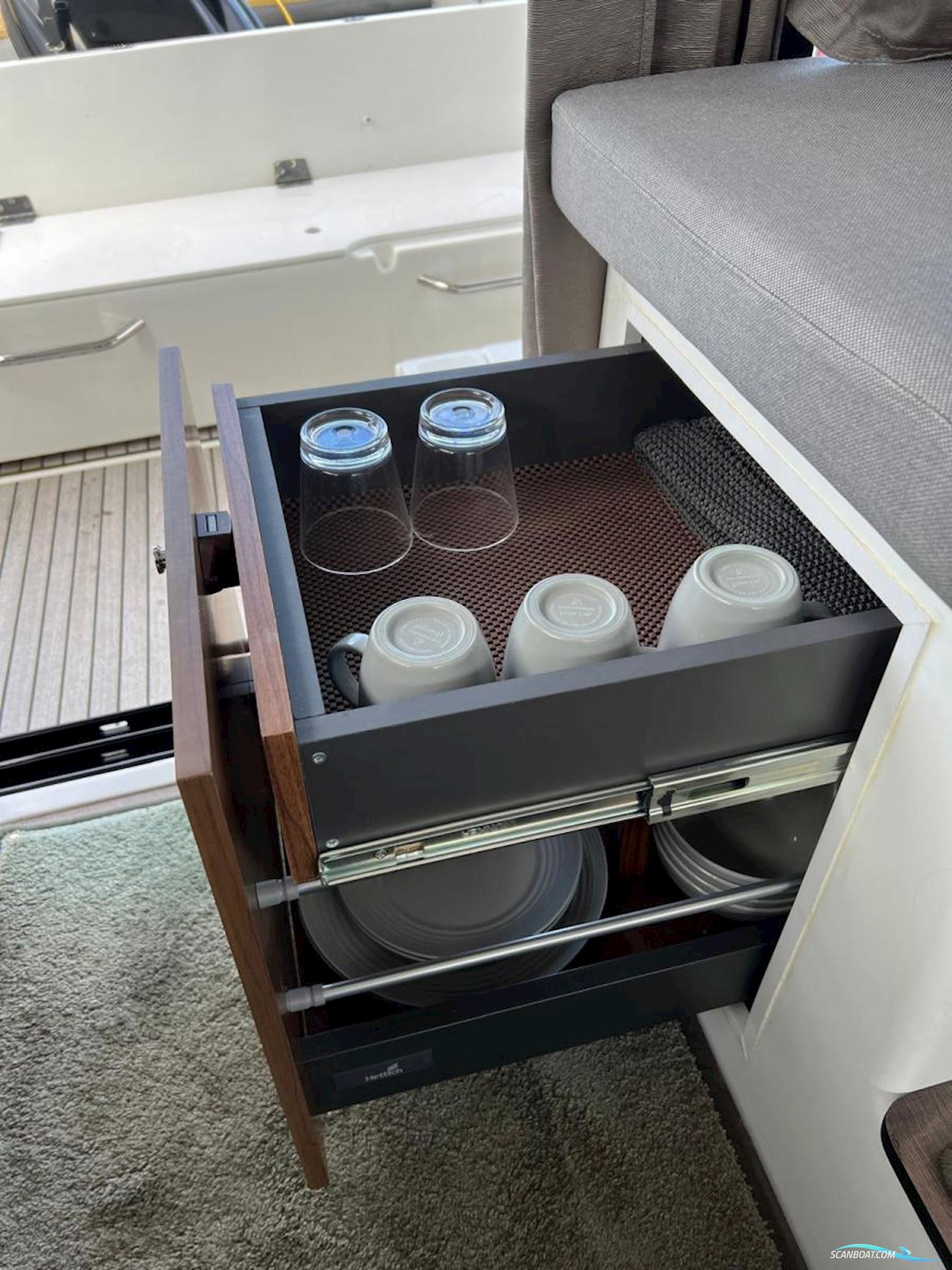 Jeanneau Merry Fisher 895 met boeg en heckschroef