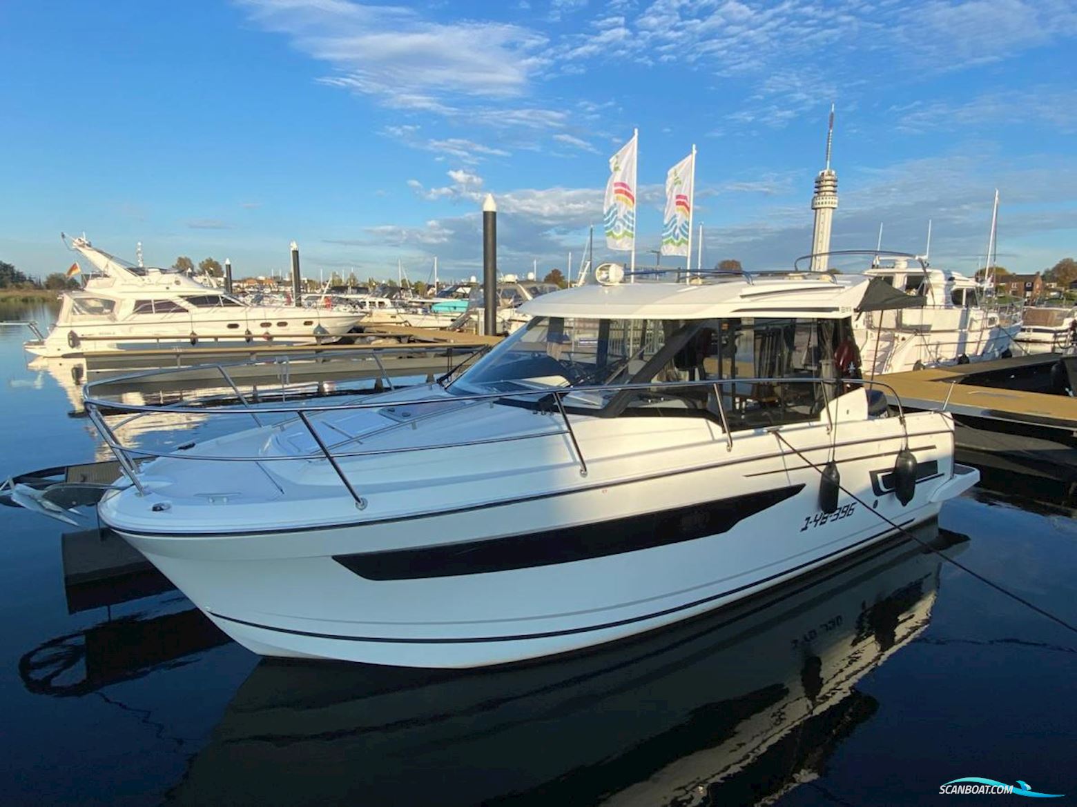 Jeanneau Merry Fisher 895 met boeg en heckschroef