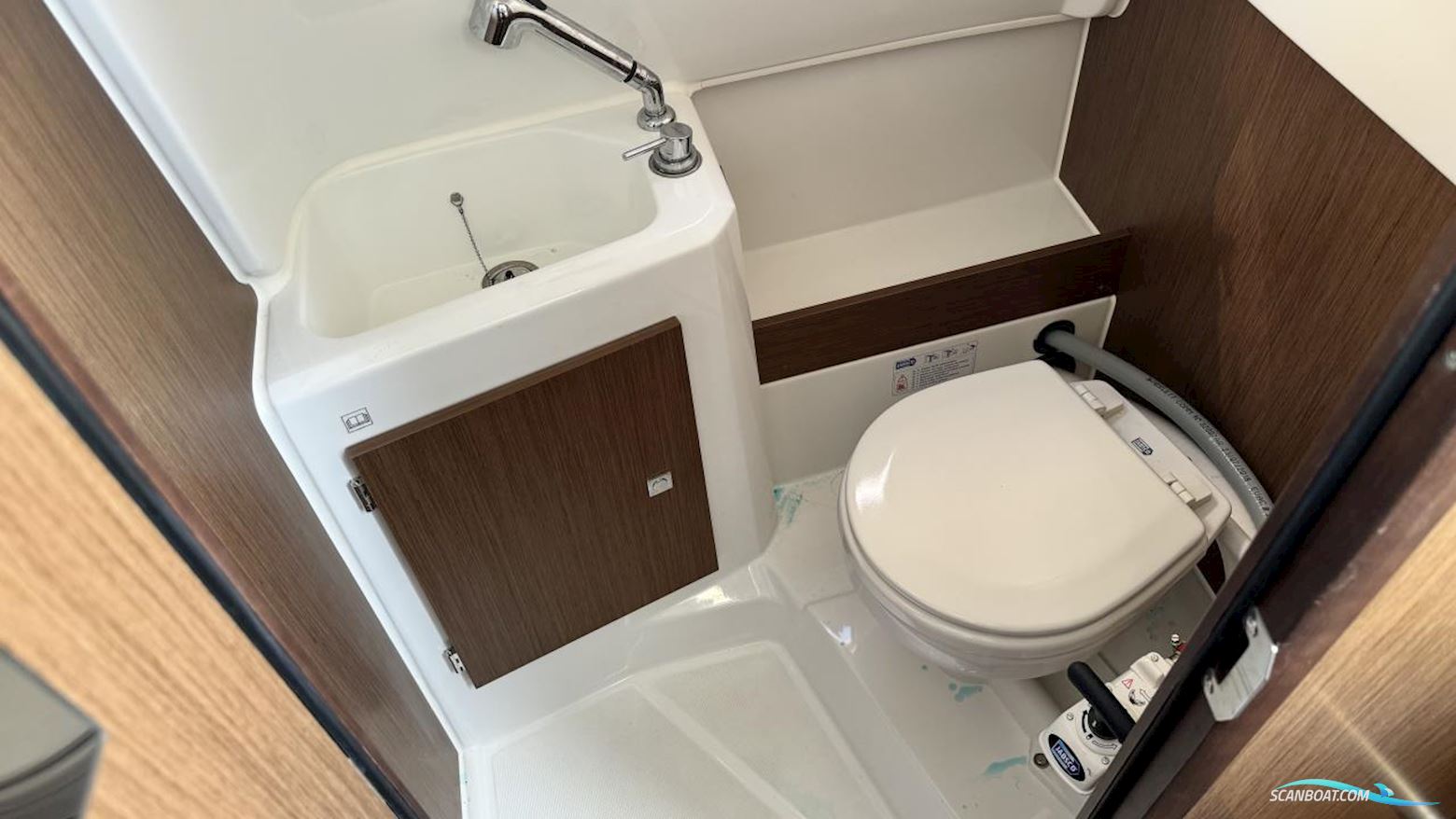 JEANNEAU MOTORBÅT Cap Camarat 9.0 CC