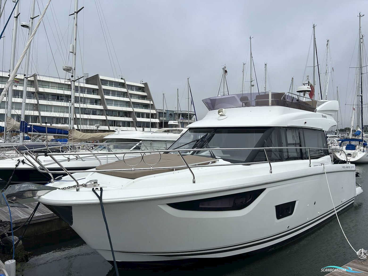 Jeanneau Velasco 37 Motorboot 2016, mit Volvo Penta D4 motor, England