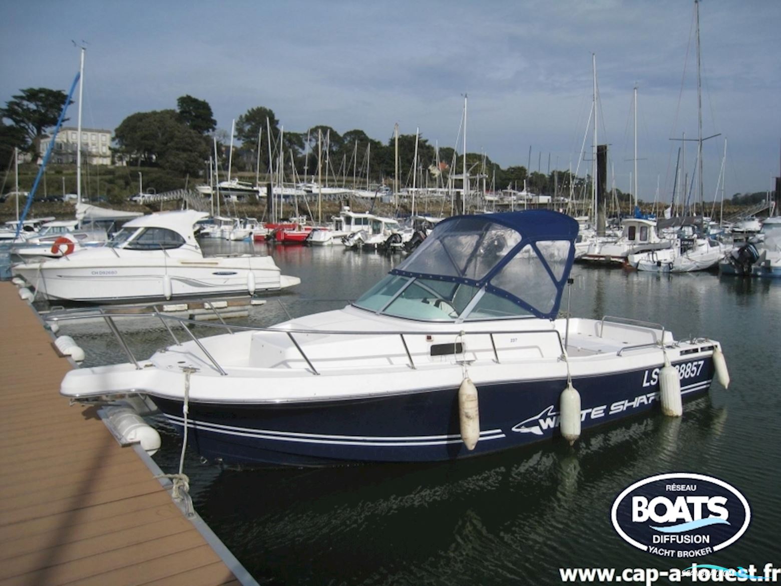 Kelt SA White Shark 237 Motorboot 2003, mit Z Drive motor, Frankreich