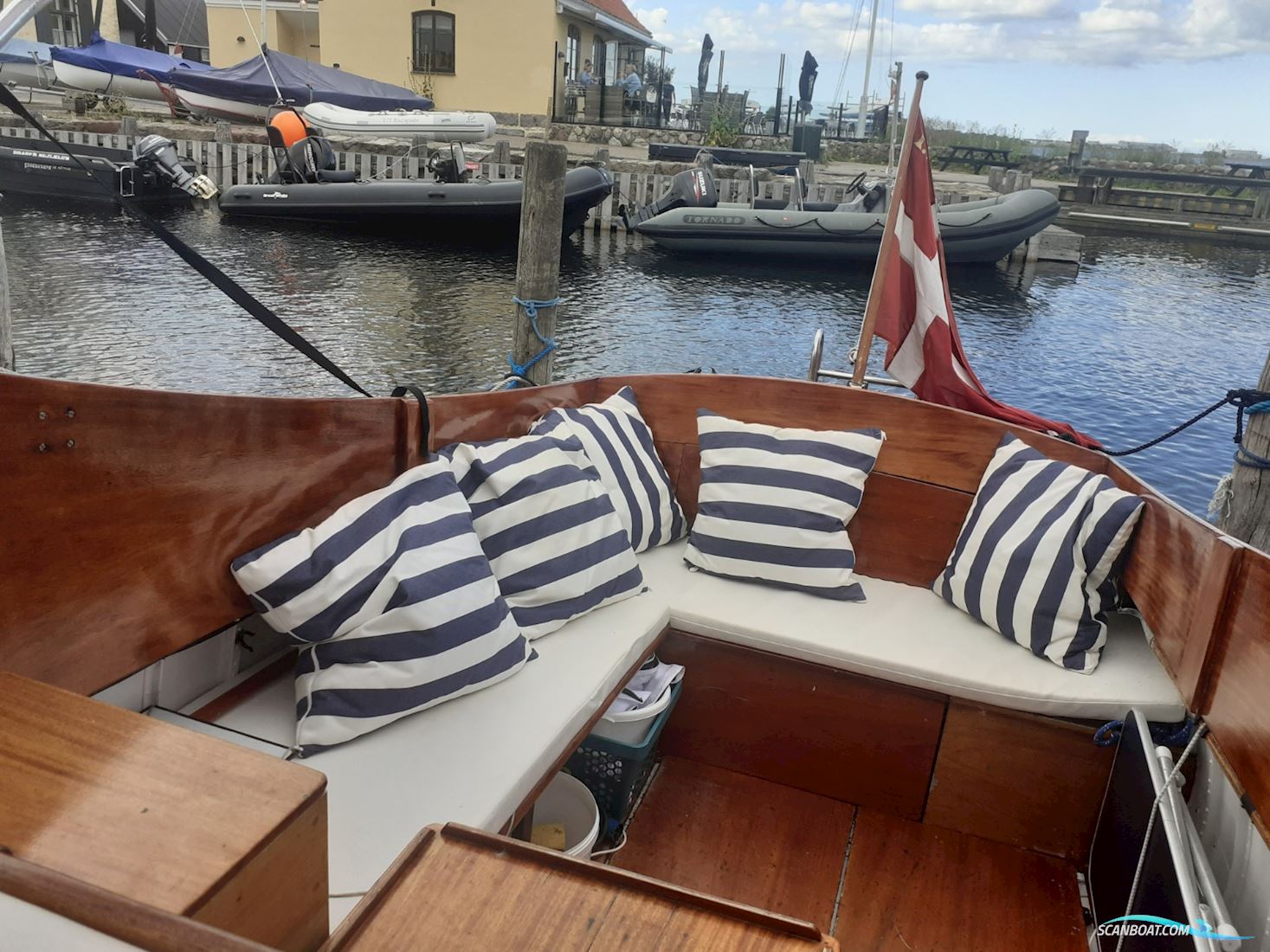 Klassisk Mahogny Motorbåd Med Dieselmotor