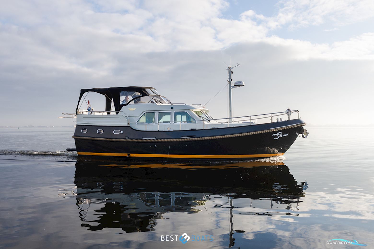 Linssen Grand Sturdy 410 AC Gold Motorboot 2001, mit Volvo Penta is een Zweeds merk dat wereldwijd bekendstaat om betrouwbare en krachtige scheepsmotoren en aandrijfsystemen. Ze leveren zowel diesel- al motor, Niederlande