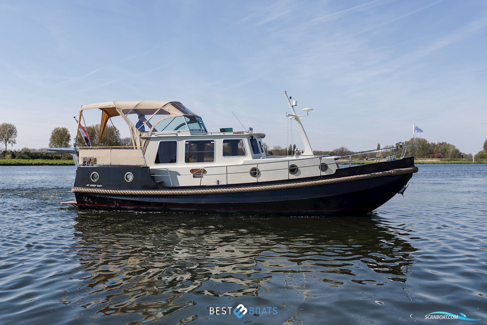 Linssen St. Jozef 1050 Salon AK-L Motorboot 1986, mit Volvo Penta is Een Toonaangevende Fabrikant Van Maritieme Aandrijfsystemen, Waarbij Betrouwbare en Efficiënte Motoren Zorgen Voor Krachtige, Duurzame motor, Niederlande