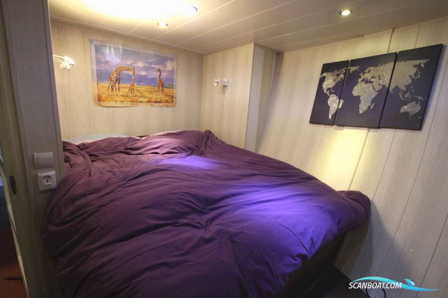 Liveaboard explorer yacht