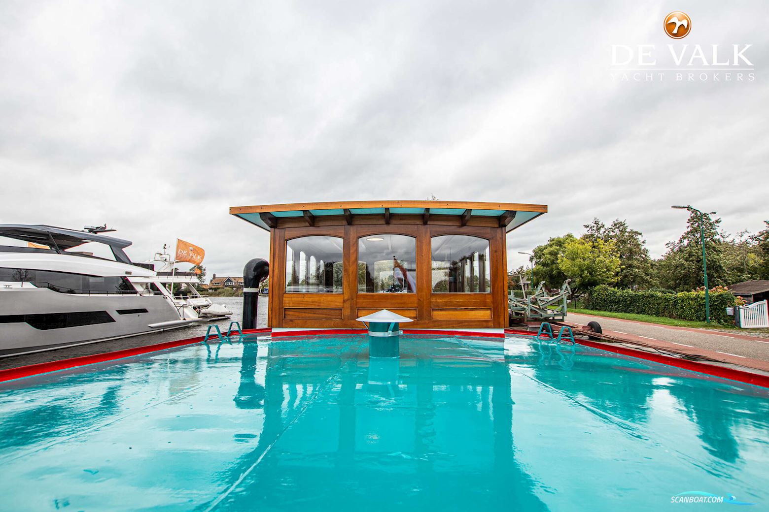 Luxe Motor 28M