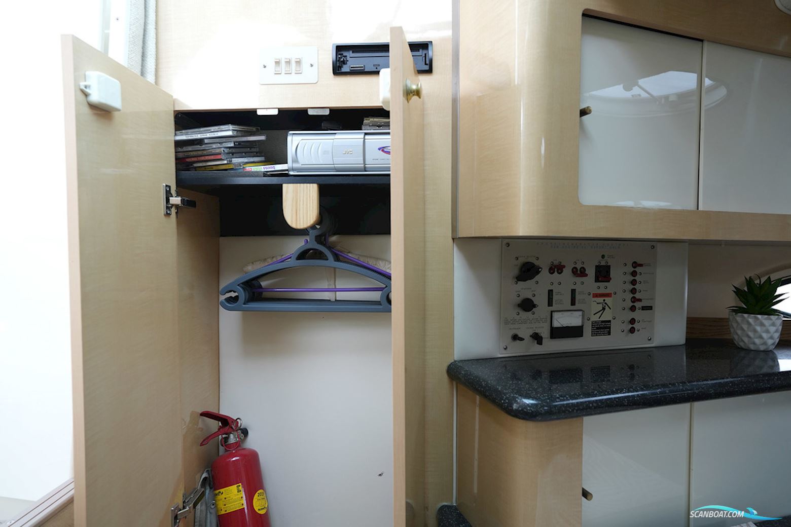 Maxum 3300 Scr