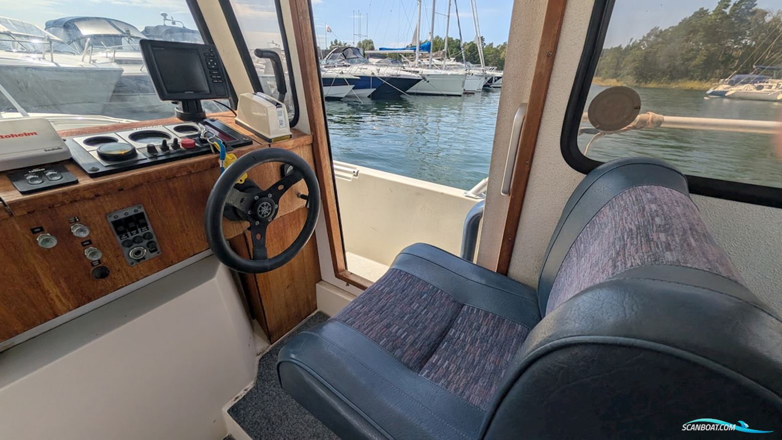 Minor 6400 Walk Round Cabin