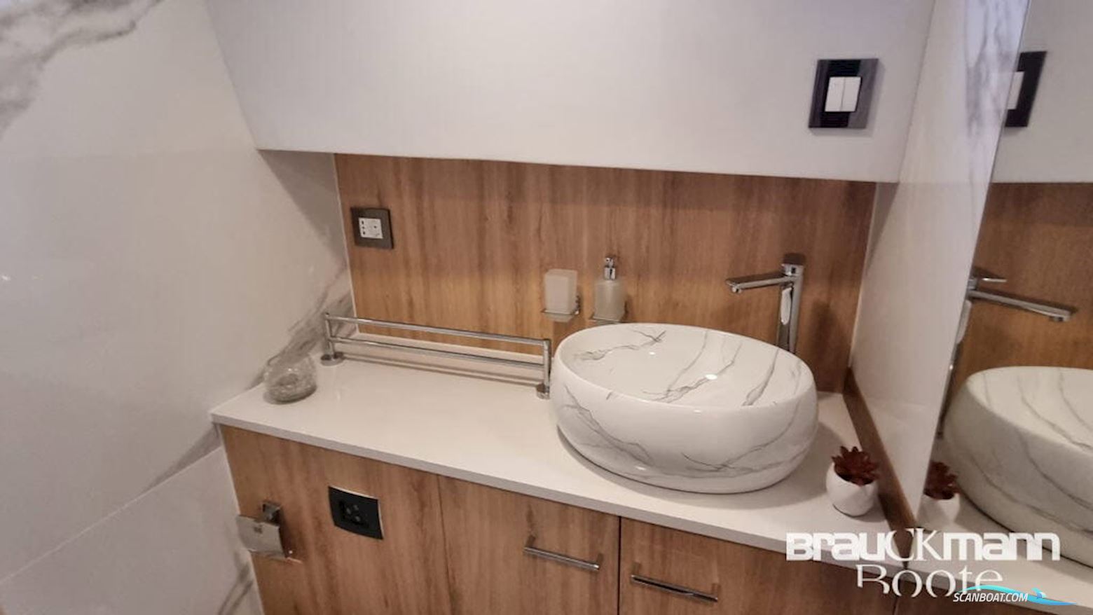 Monachus Yachts Issa 45
