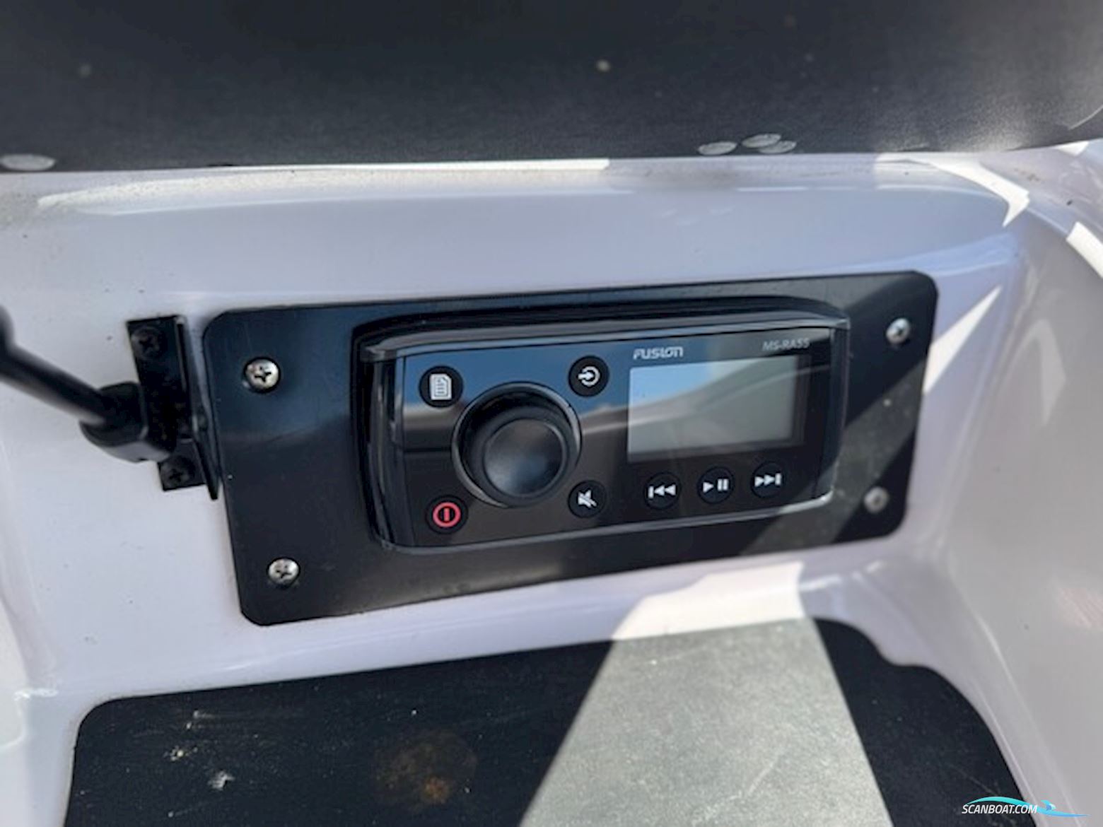 Nautique 226 Limited med 375 hk ZR6 8,1L V8 i/o og 3000 kg Humbauer bådtrailer - Engros til CVR nummer