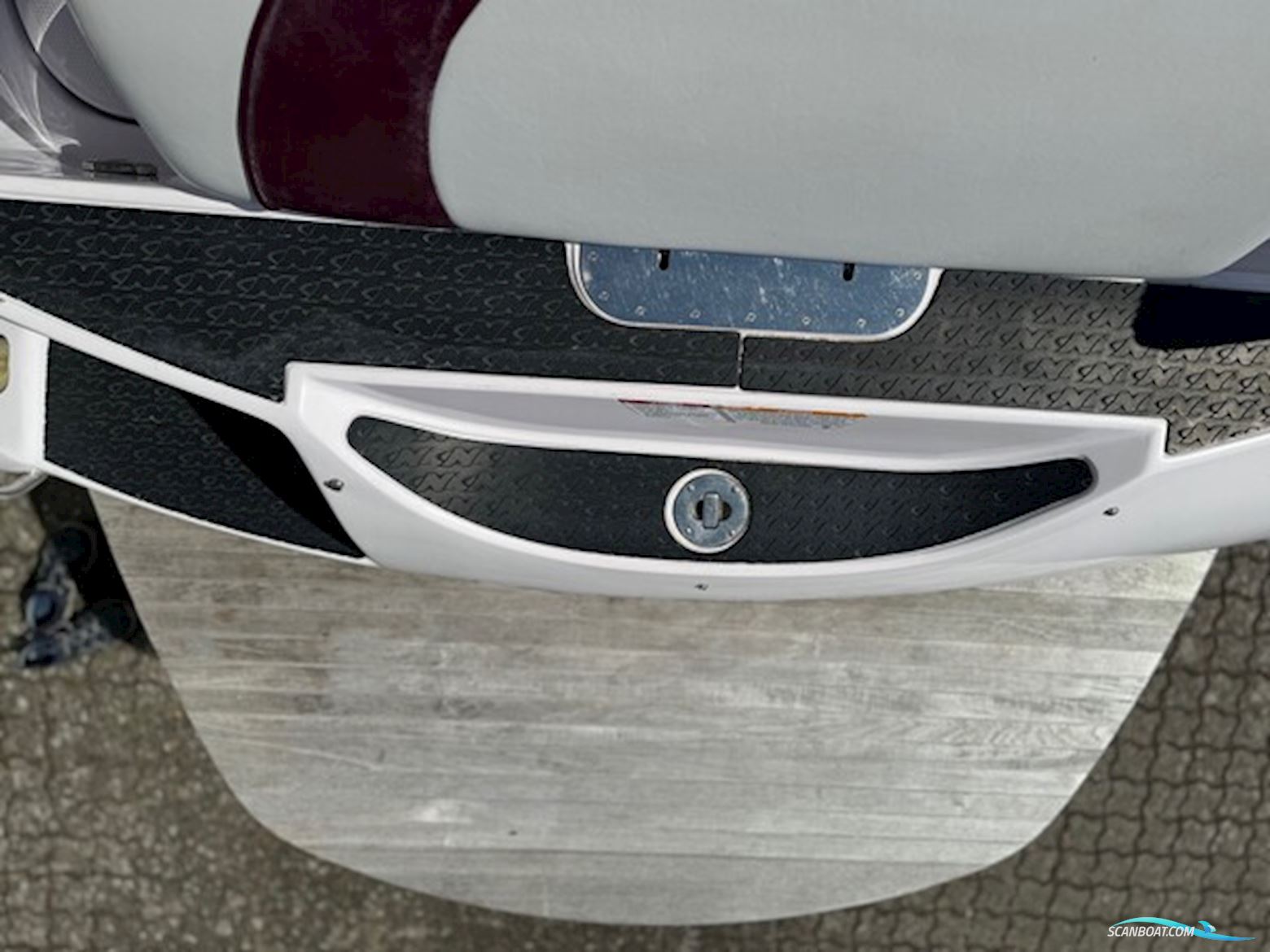 Nautique 226 Limited med 375 hk ZR6 8,1L V8 i/o og 3000 kg Humbauer bådtrailer - Engros til CVR nummer