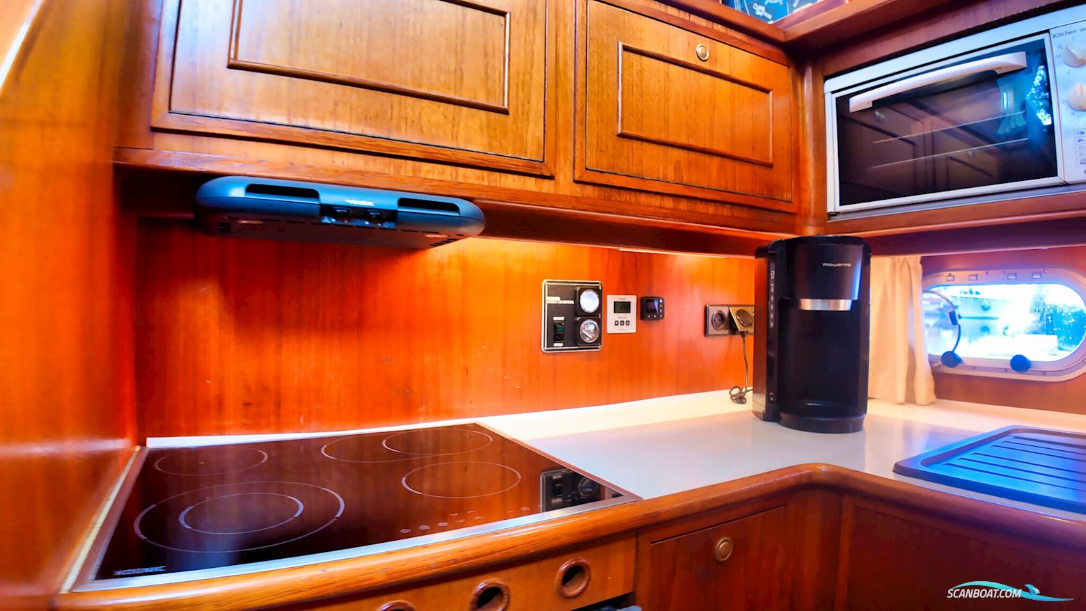 Neptunus 138 / 46 Flybridge Sedan