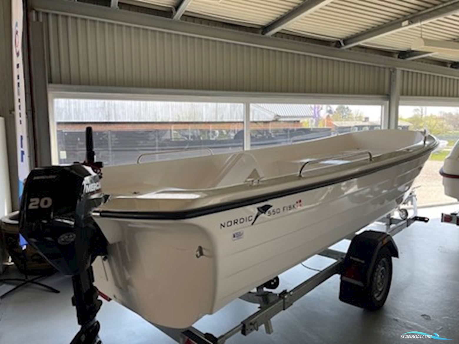 NORDIC 550 FISK MED SELVLÆNSENDE DØRK