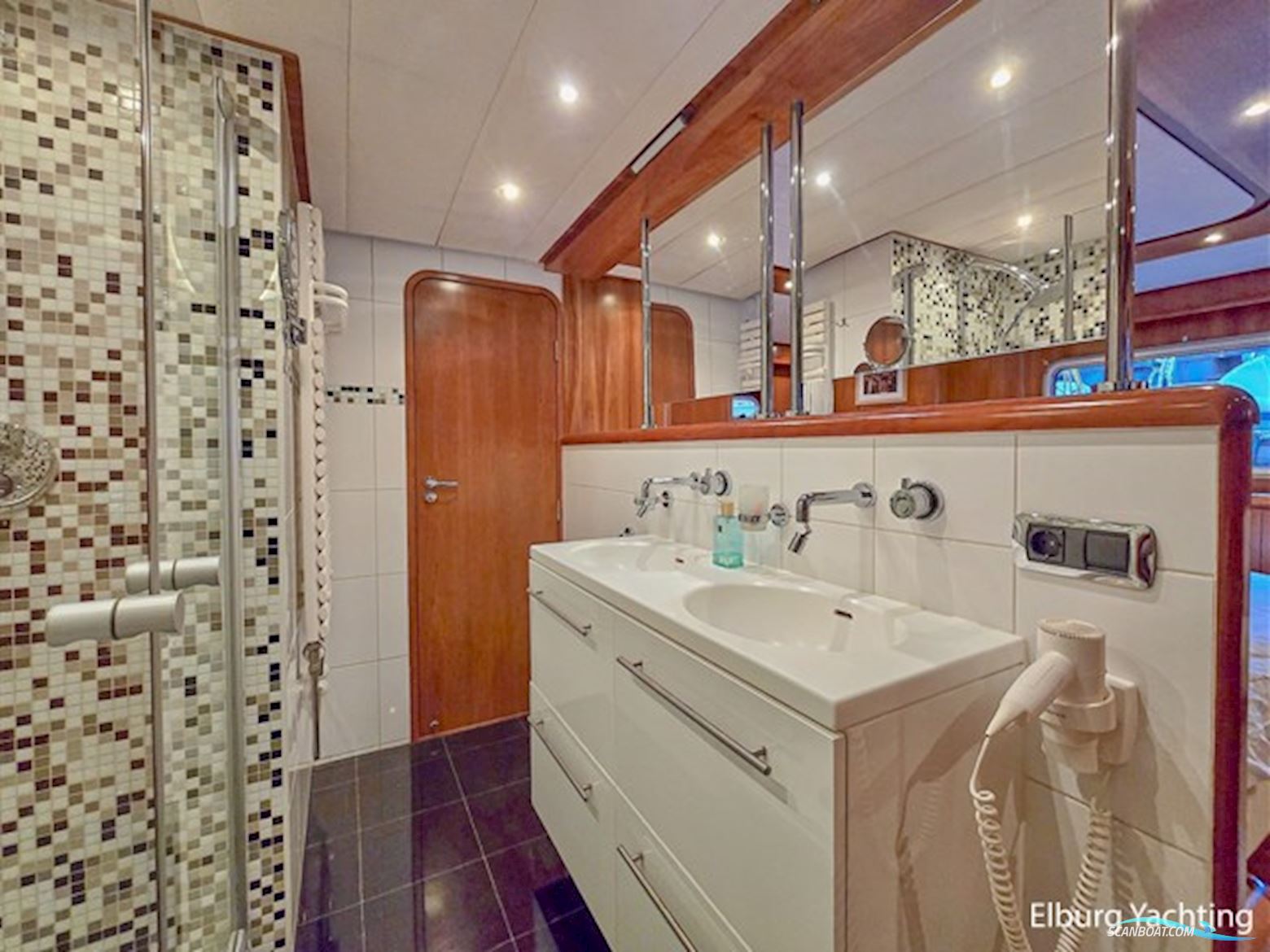 Pacific Allure 180 - Wheelhouse
