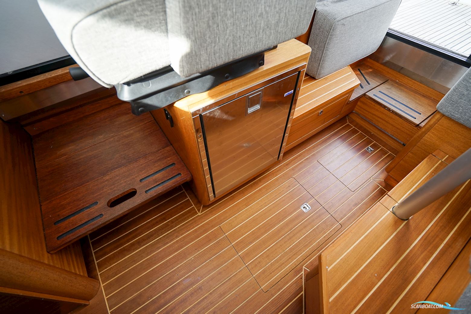 Paragon 25 Cabin